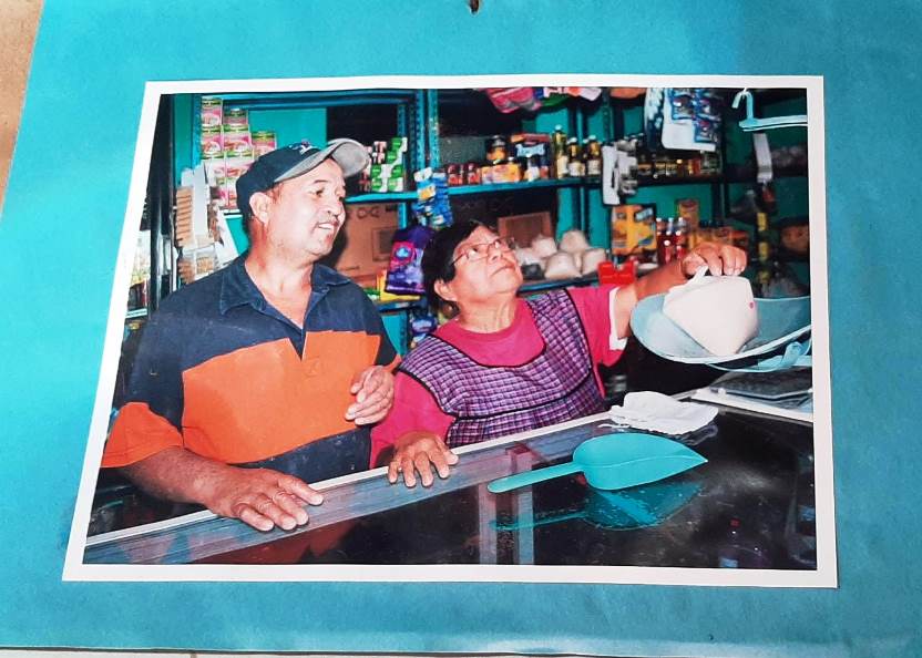 Don Miguel N. se ve feliz con su esposa en su tienda en Tuzamapan, ella falleció hace un año aproximadamente.