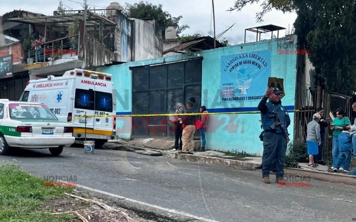 Movilización policiaca en la entrada a Teocelo, por el deceso de un varón