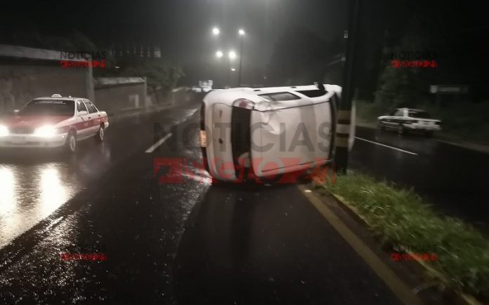 Vuelca su Fiat cuando salía de Coatepec