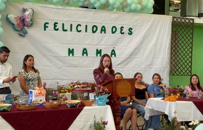 Festejan en grande a las madres en Ayahualulco