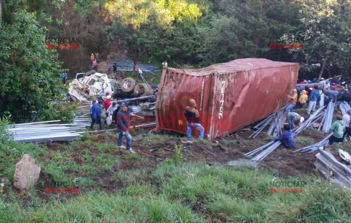 Vuelca tráiler con fierro estructural en Normandía e inicia la rapiña