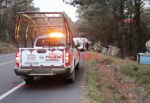 Vuelca en curvas de Normandía tráiler con góndola cargada con basura