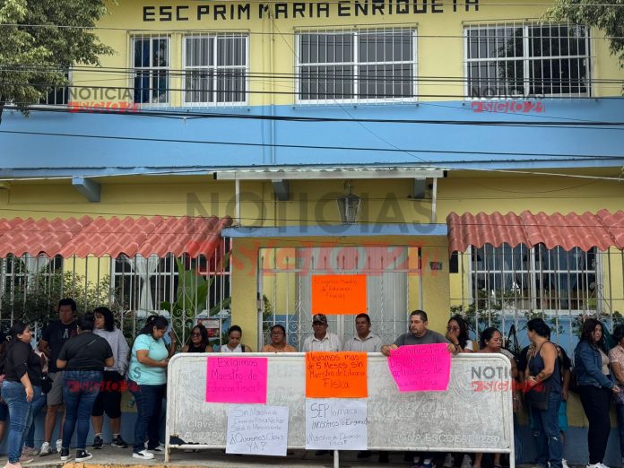 Padres de familia toman la escuela primaria María Enriqueta en Xico