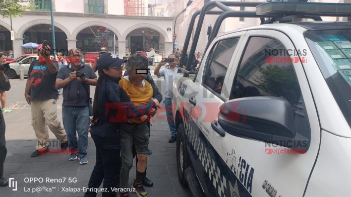 Mujer identificada como Malicia lesiona a una oficial de Tránsito