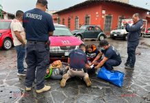 Chocan taxi y motociclista en Coatepec
