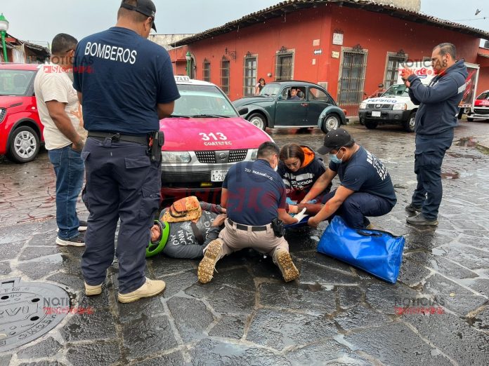 Chocan taxi y motociclista en Coatepec