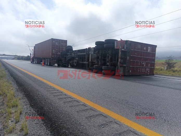 Vuelca tráiler en libramiento Xalapa-Perote