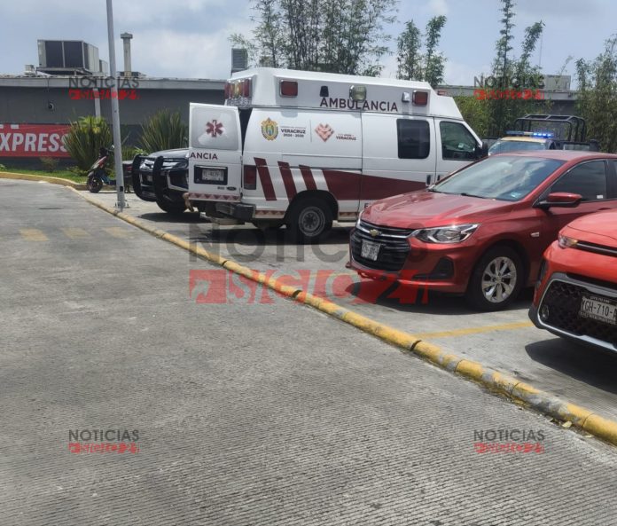 Cliente se desespera en KFC y se le va a los golpes a Policía del IPAX