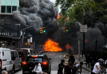 Explota vehículo frente al Toro de Wall Street